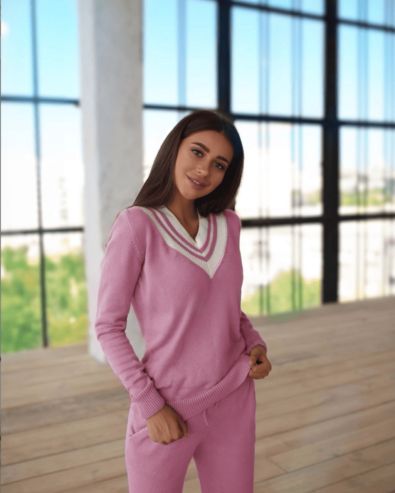 Бавовняний костюм брюки та светр Colorblock у Пудровому кольорі — ракурс 2