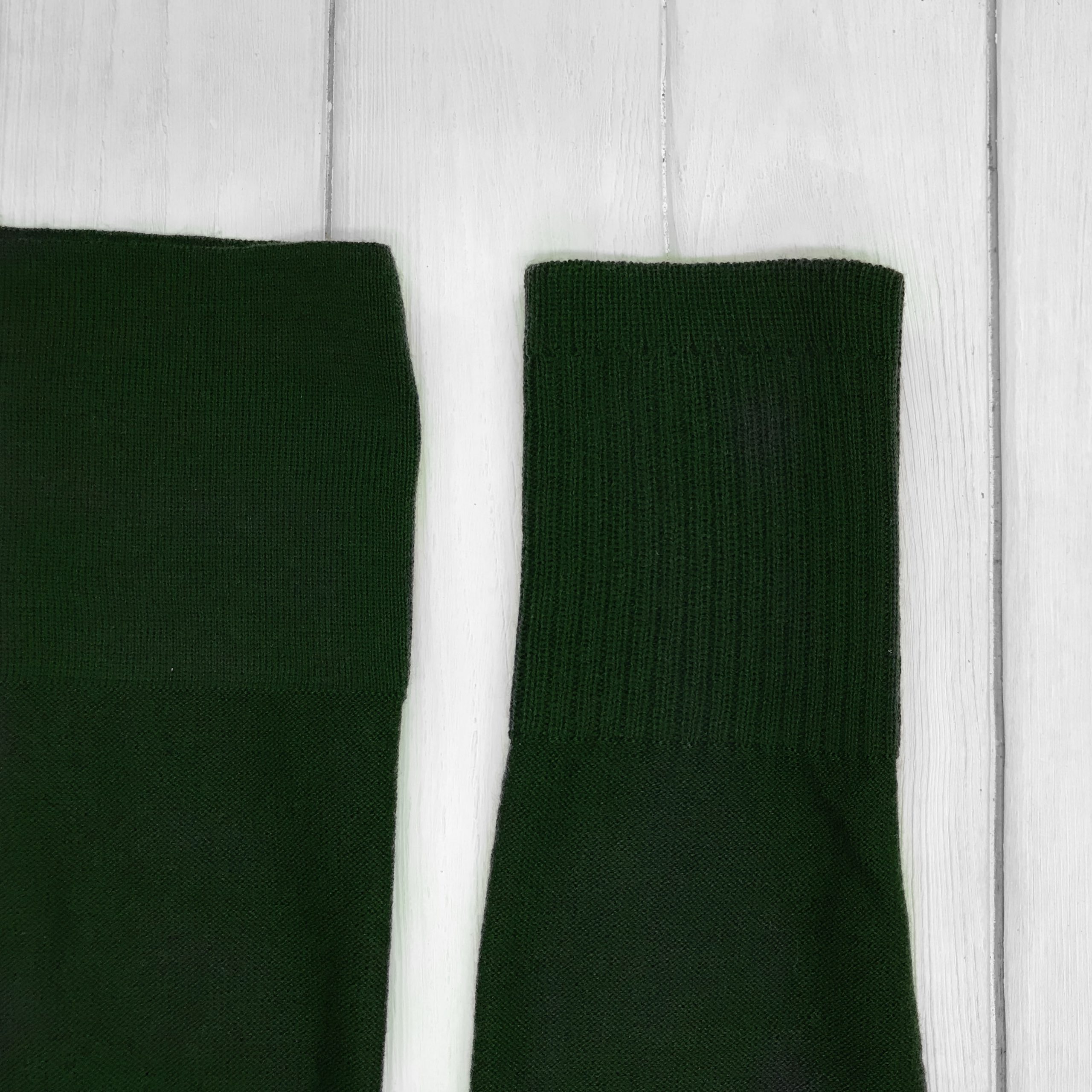Гольф вільної посадки з коміром turtleneck із вовни мериноса Темно-Зеленого кольору Темно-зелений гольф — ракурс 3