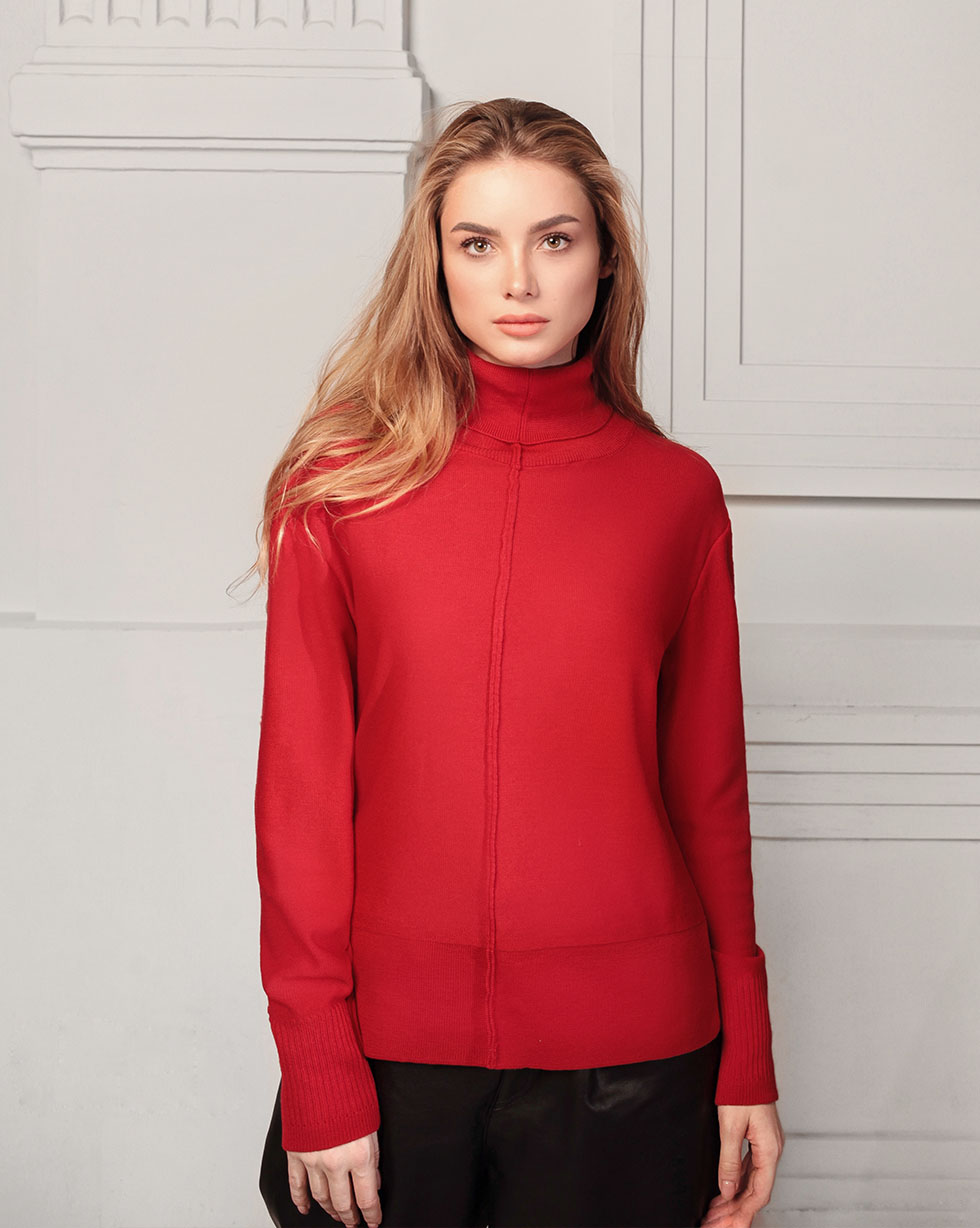 Гольф вільної посадки з коміром turtleneck із вовни мериноса Алого кольору Гольф вільного крою з коміром turtleneck з мериносу яскраво-червоного кольору — ракурс 5