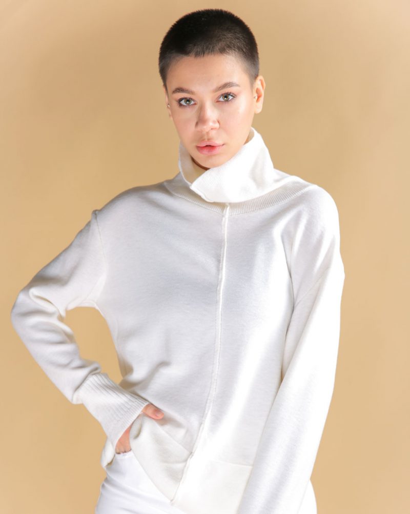 Гольф вільного крою з коміром turtleneck з мериносу білого кольору — ракурс 2