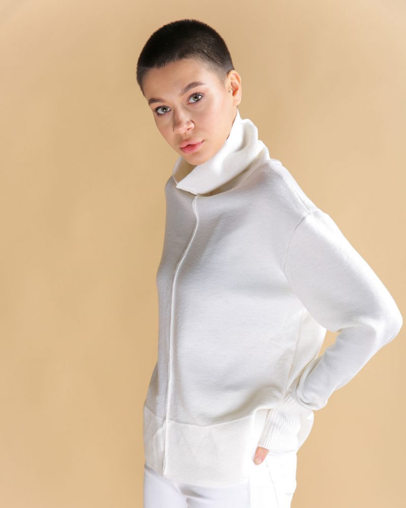 Гольф вільного крою з коміром turtleneck з мериносу білого кольору