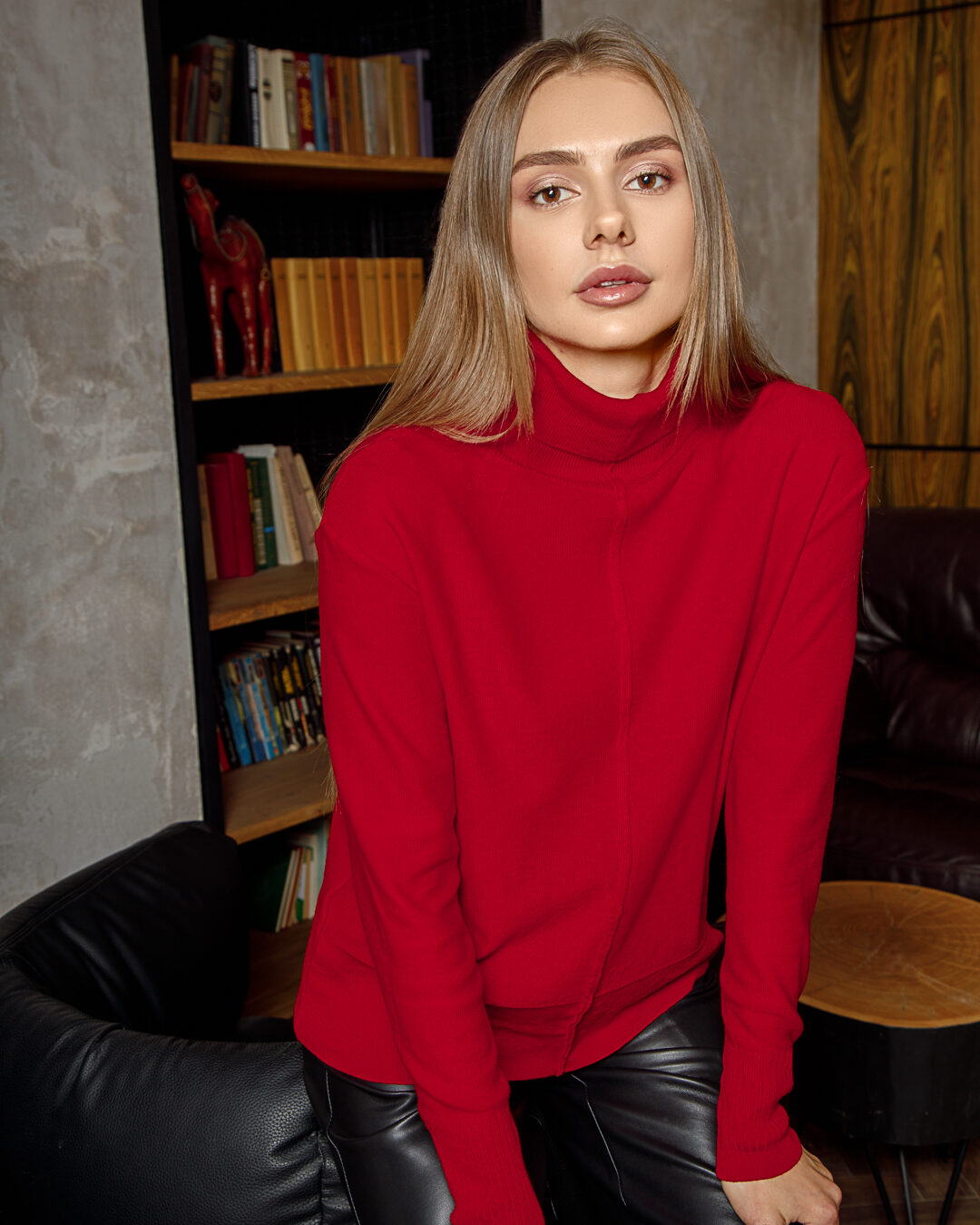 Гольф вільної посадки з коміром turtleneck із вовни мериноса Алого кольору Гольф вільного крою з коміром turtleneck з мериносу яскраво-червоного кольору — зблизька
