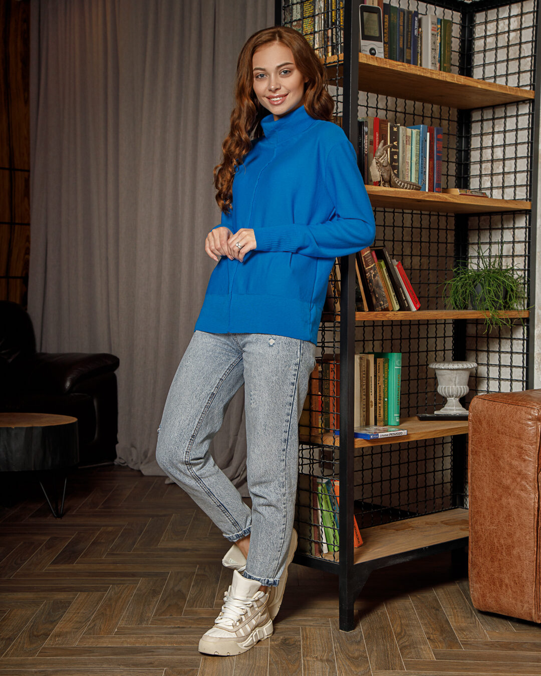 Гольф вільного крою з коміром turtleneck з мериносу блакитного кольору