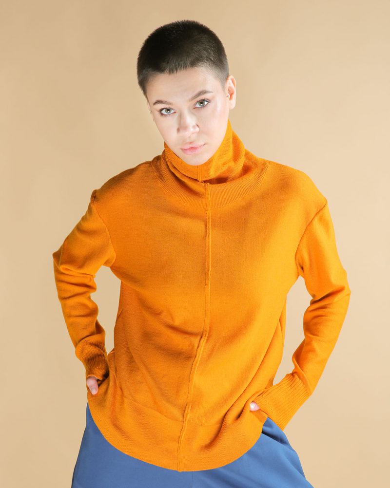 Гольф вільного крою з коміром turtleneck з мериносу мандаринового кольору