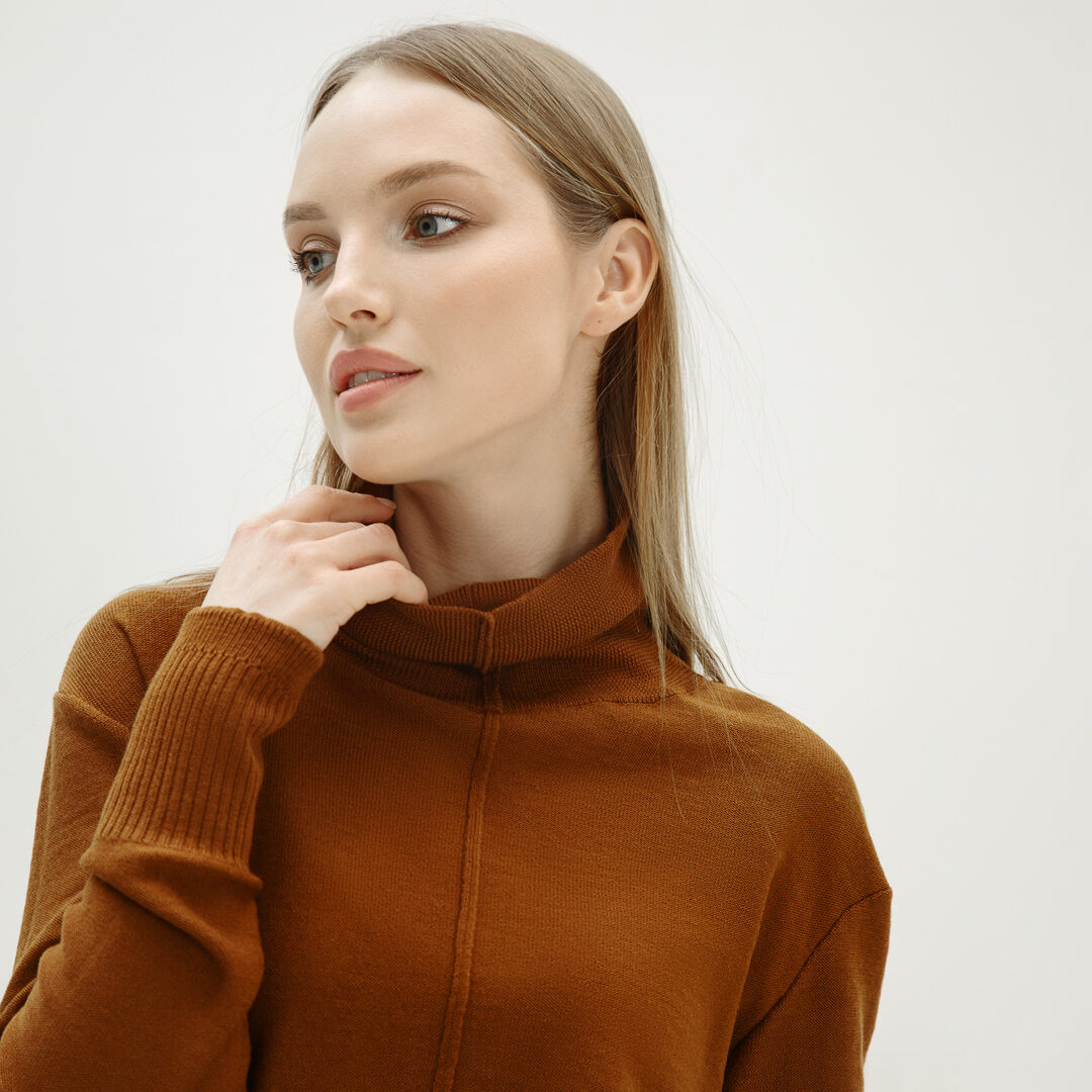 Гольф вільного крою з коміром turtleneck з мериносу у кольорі камель від LikeOn — деталь в'язки