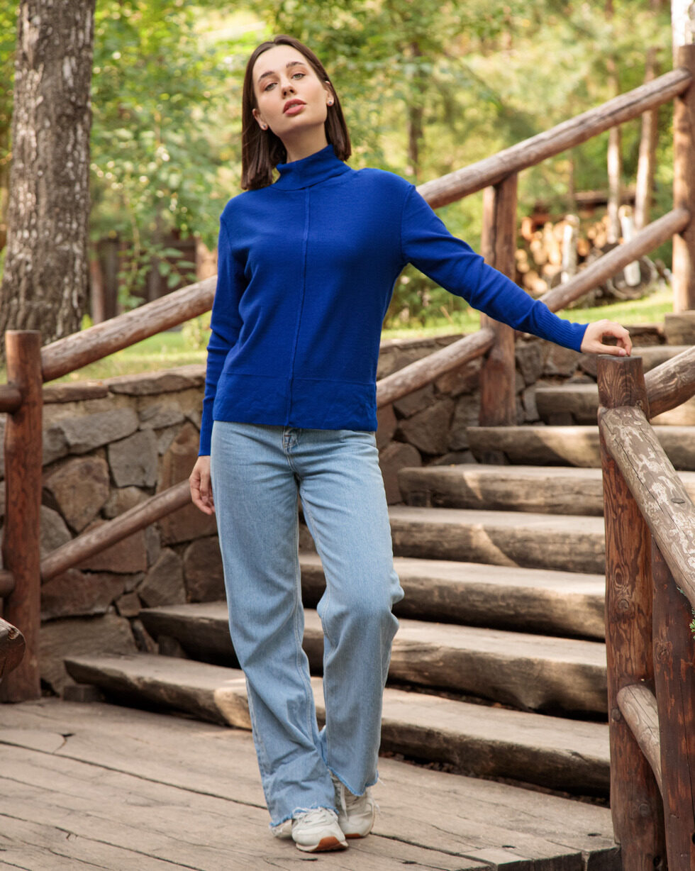 Гольф вільного крою з коміром turtleneck з мериносу у кольорі «Magic Blue»