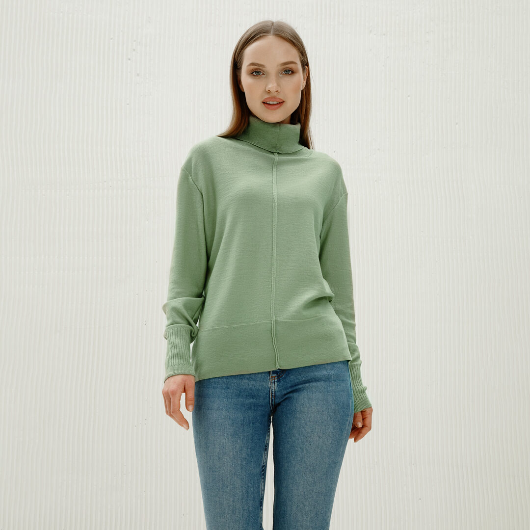 Гольф вільної посадки з коміром turtleneck із вовни мериноса кольору М’ята Гольф вільного крою з коміром turtleneck з мериносу у кольорі м'ята від LikeOn — вигляд спереду