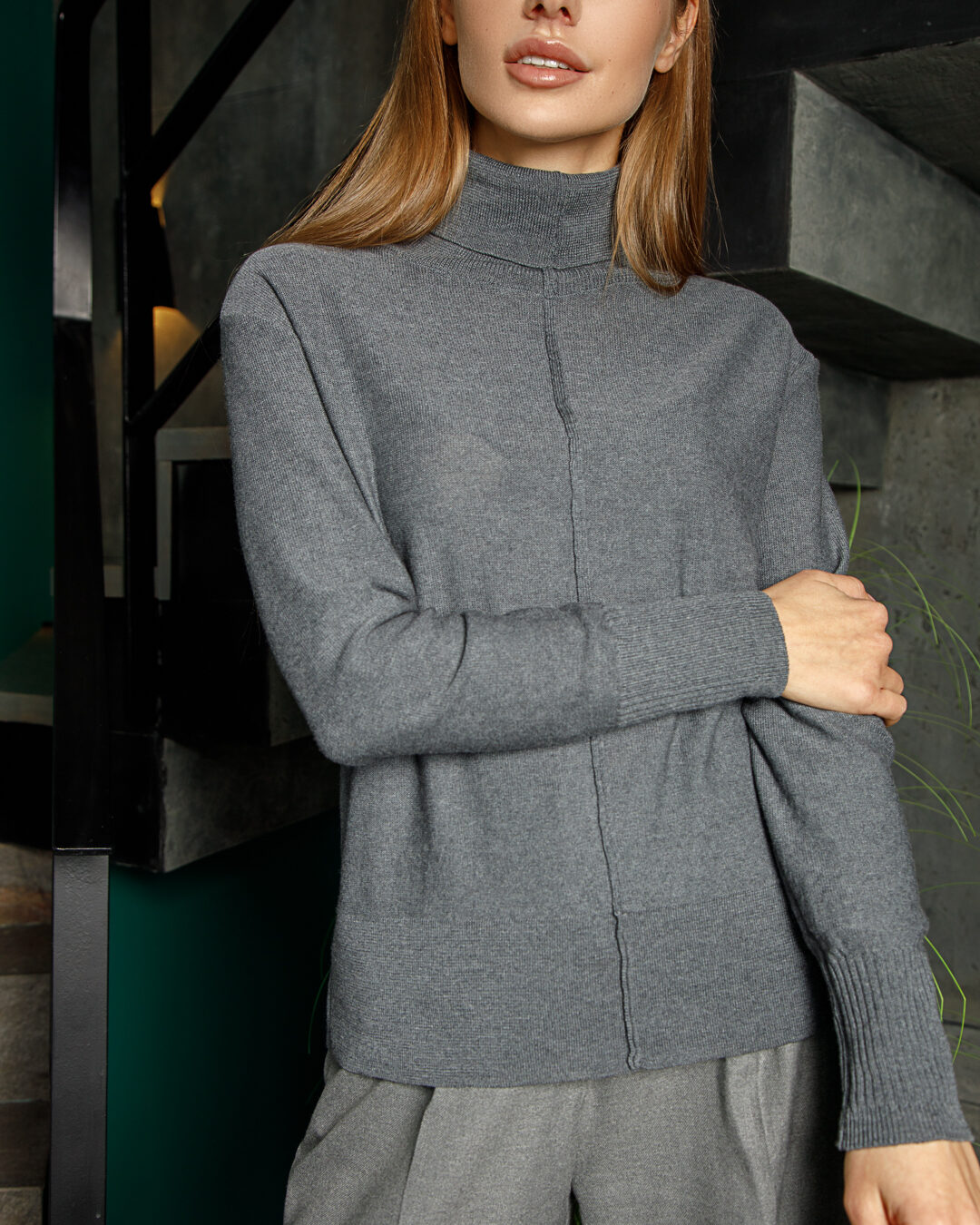 Гольф вільного крою з коміром turtleneck з мериносу у кольорі "Сталь" — зблизька