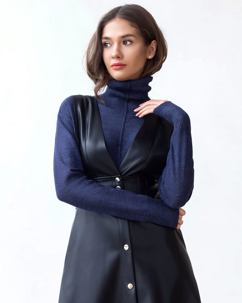 Гольф вільного крою з коміром turtleneck кольору джинс
