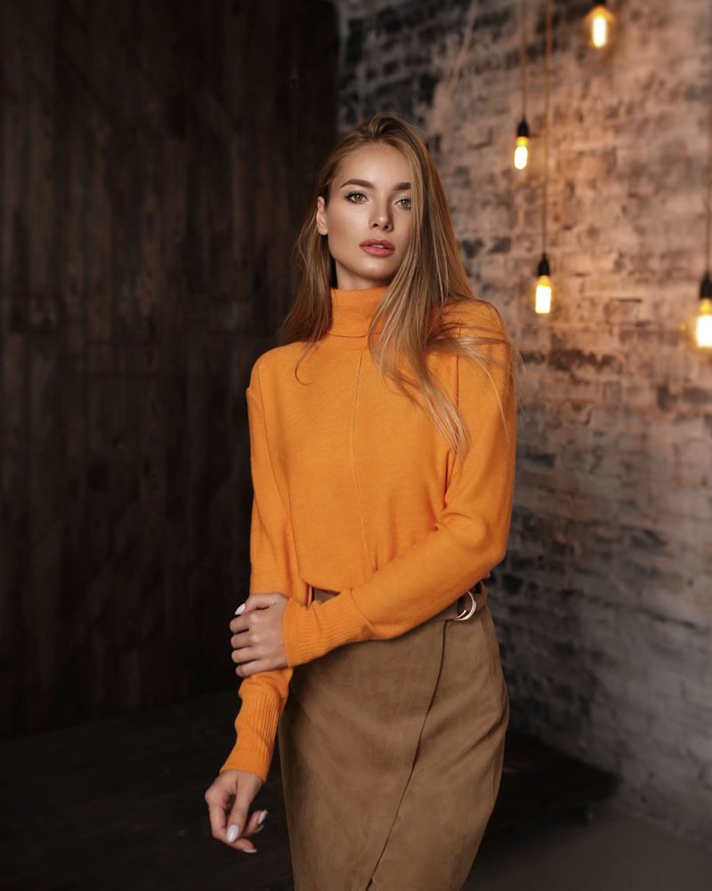 Гольф вільного крою з коміром turtleneck з мериносу помаранчевого кольору