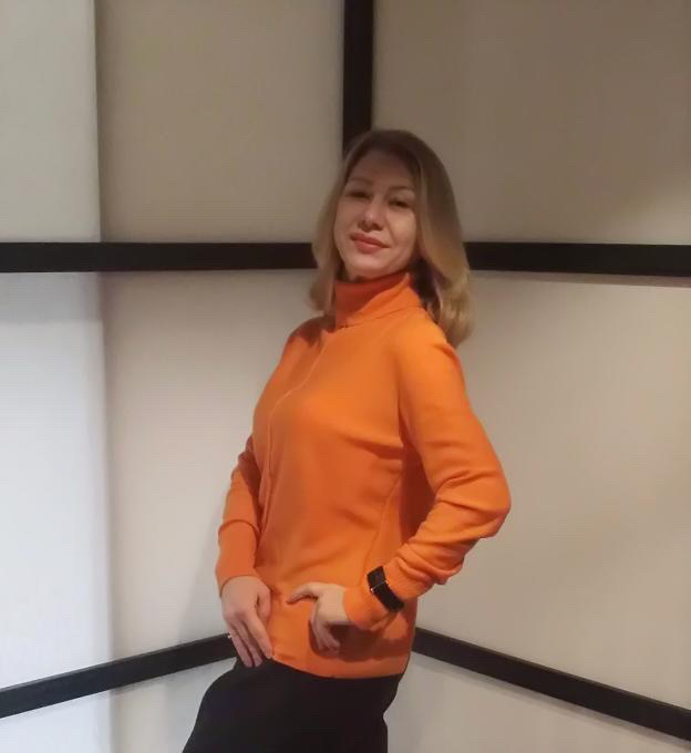 Гольф вільного крою з коміром turtleneck з мериносу помаранчевого кольору