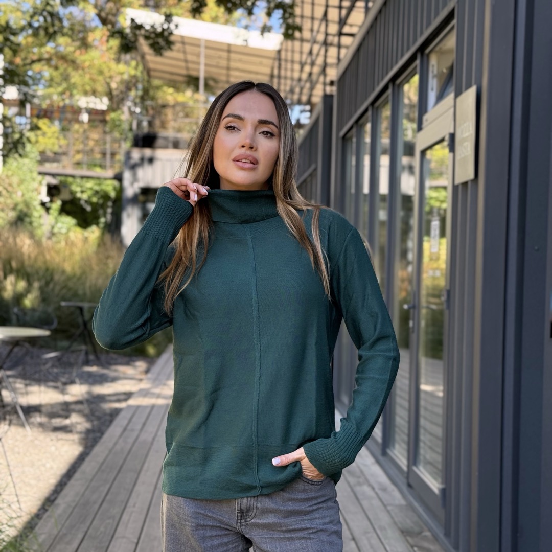 Гольф вільної посадки з коміром turtleneck із вовни мериноса Зеленого кольору merino_golf_oversize_green_front_alt