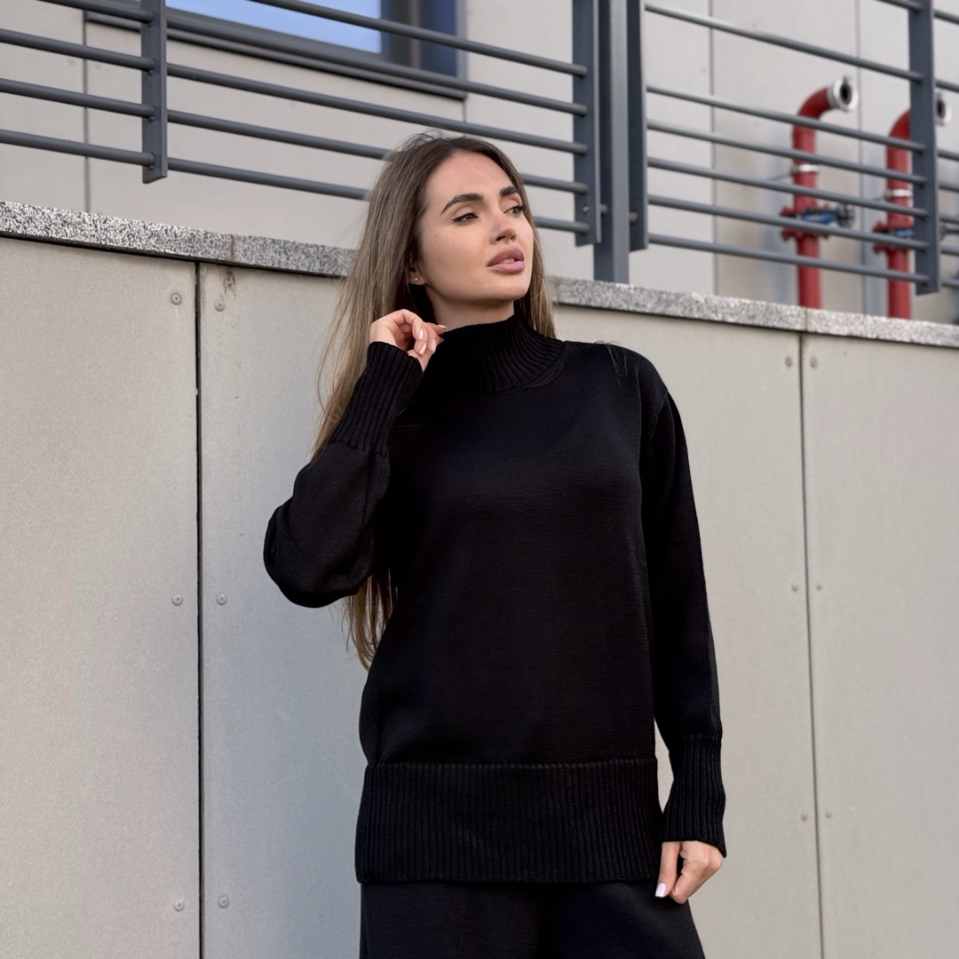 Светр вільної посадки з мериносової вовни Чорного кольору від LikeOn merino_svetr_stoyka_black_alt