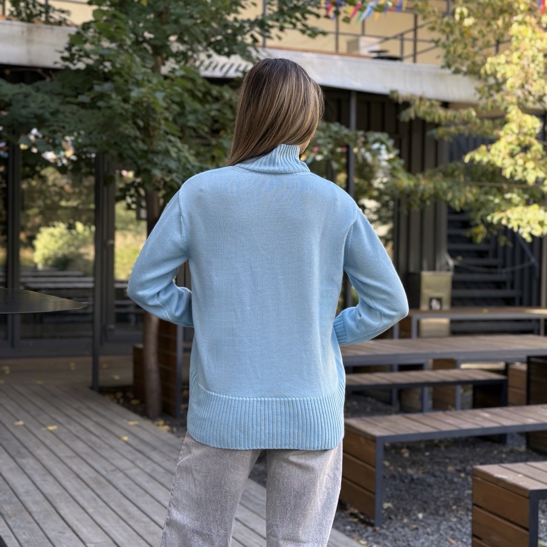 Светр вільної посадки з мериносової вовни Блакитного кольору від LikeOn merino_svetr_stoyka_blue_back