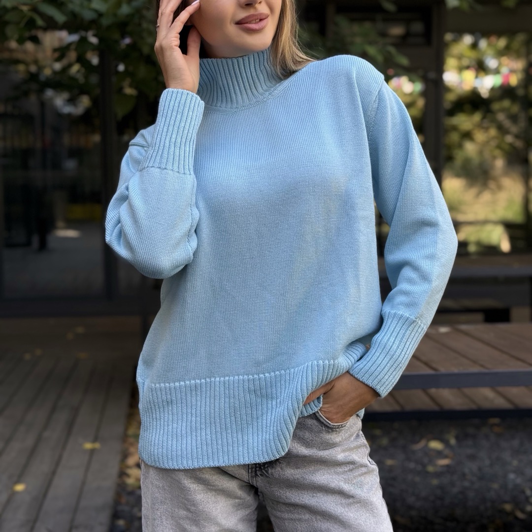 Светр вільної посадки з мериносової вовни Блакитного кольору від LikeOn merino_svetr_stoyka_blue_couse