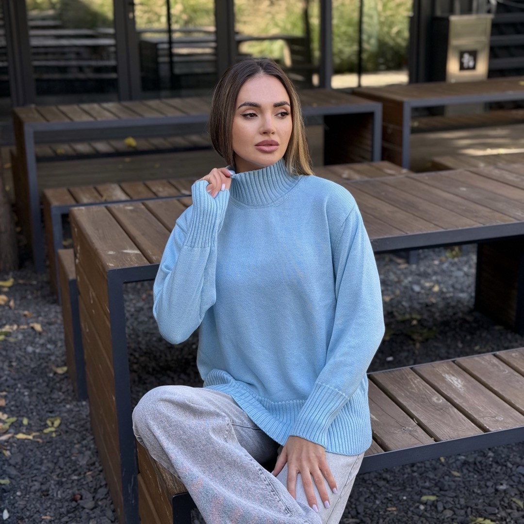 Светр вільної посадки з мериносової вовни Блакитного кольору від LikeOn merino_svetr_stoyka_blue_sit