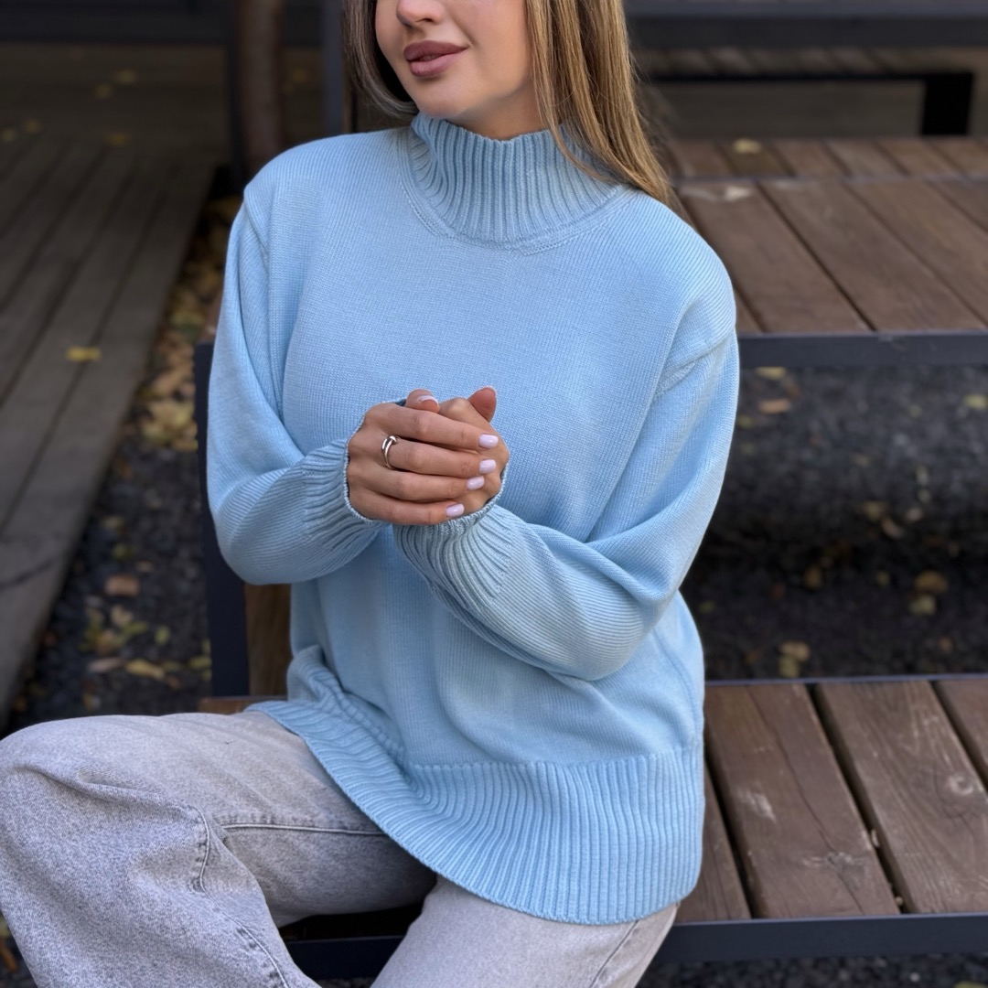 Светр вільної посадки з мериносової вовни Блакитного кольору від LikeOn merino_svetr_stoyka_blue_sit_clouse