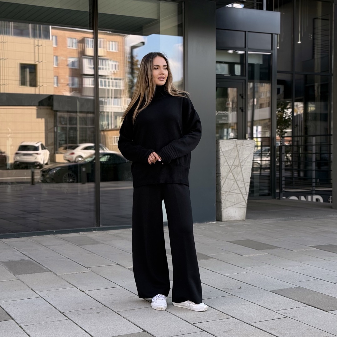 Светр вільної посадки Oversize з мериносу Чорного кольору від LikeOn oversize_merino_black_stand_front