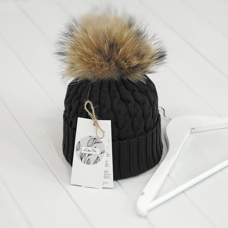 Шапка з помпоном об'ємні коси із вовни мериносу в кольорі "Чорний"
