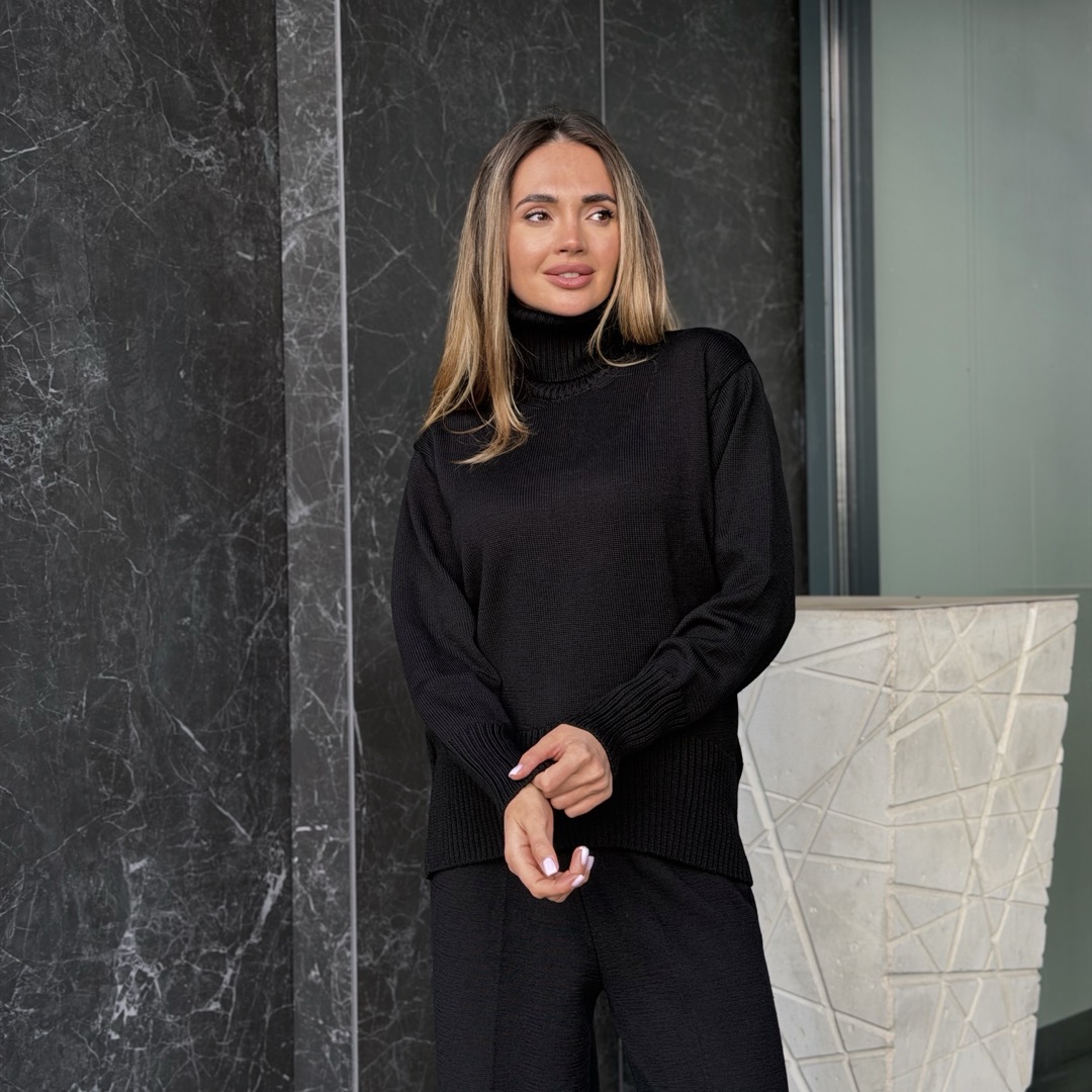 skuglenniy_svetr_black_front