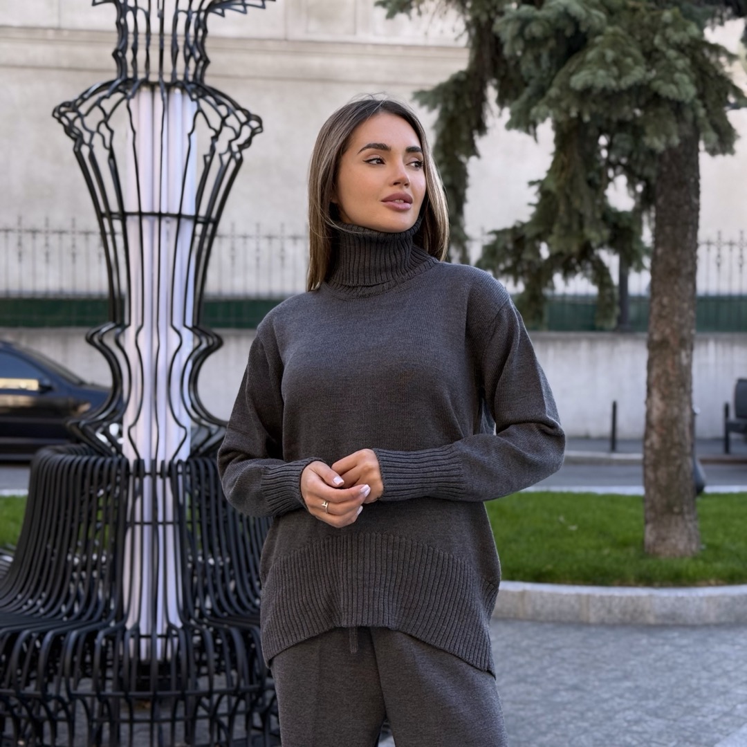 Заокруглений светр вільної посадки Oversize у кольорі Сірий графіт від LikeOn skuglenniy_svetr_grey_grfit_front
