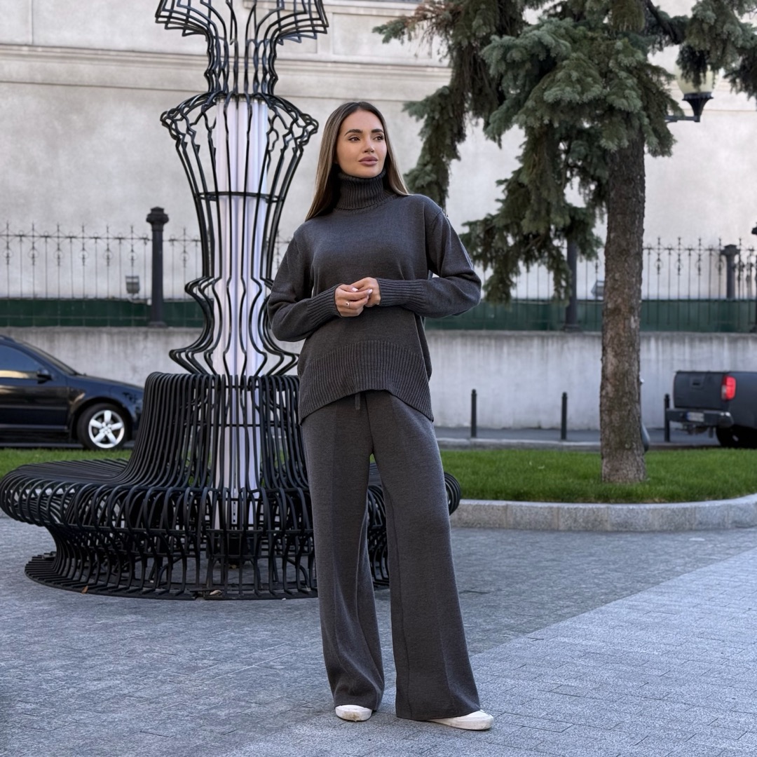 Заокруглений светр вільної посадки Oversize у кольорі Сірий графіт від LikeOn skuglenniy_svetr_grey_grfit_front_stand