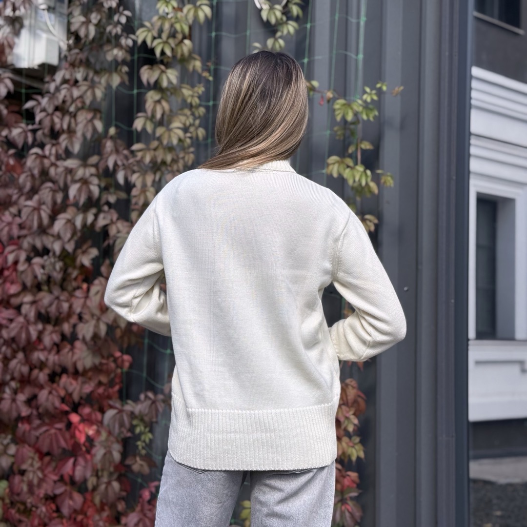 skuglenniy_svetr_white_back