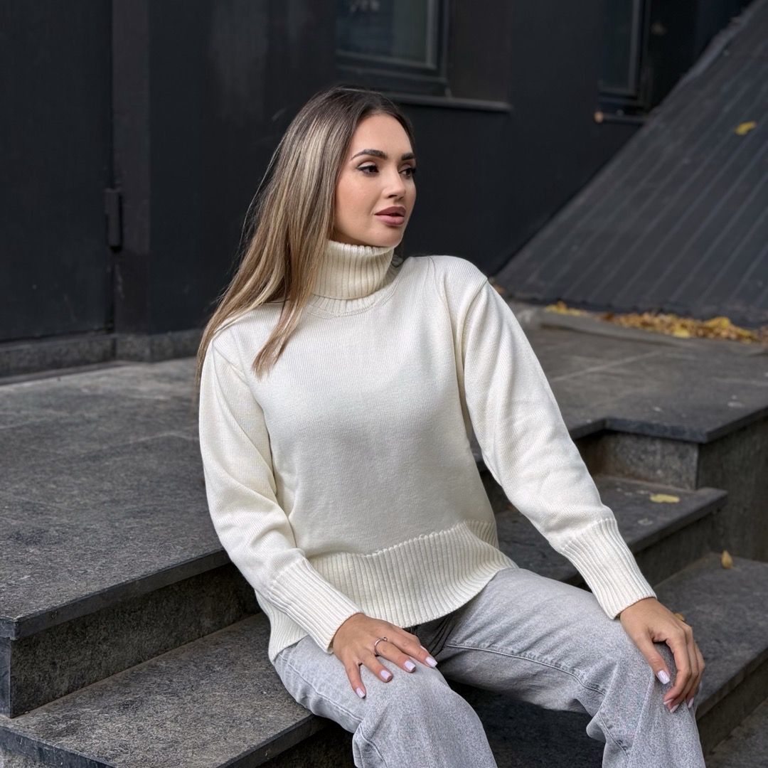 Заокруглений светр вільної посадки Oversize із мериносу Молочного кольору від LikeOn skuglenniy_svetr_white_sit2
