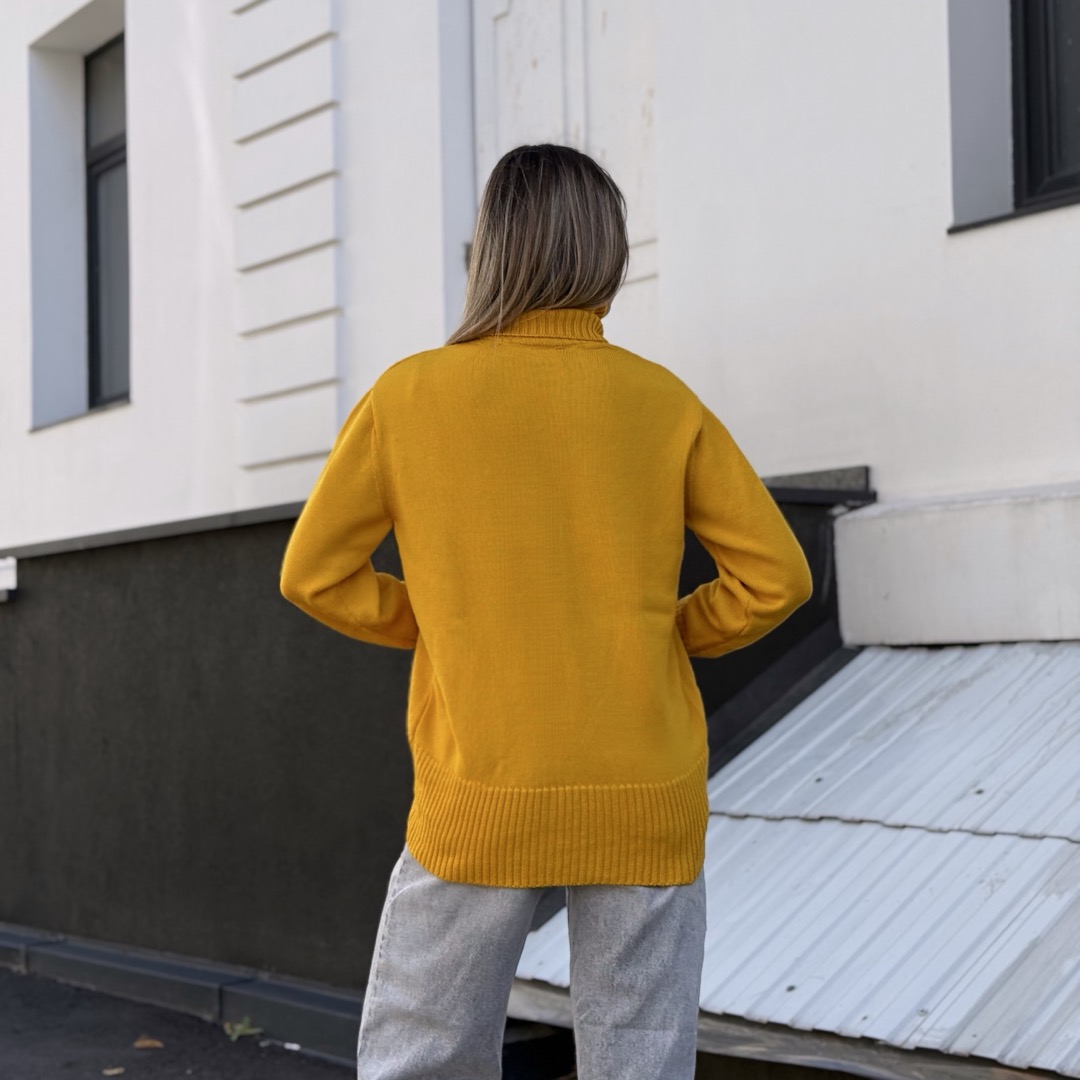 skuglenniy_svetr_yellow_back