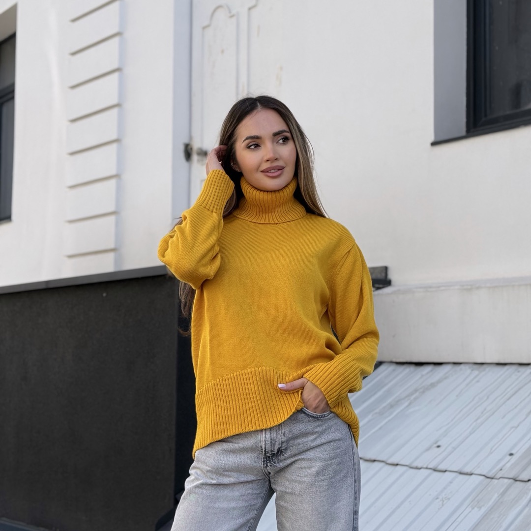 Заокруглений светр вільної посадки Oversize із мериносу Жовтого кольору від LikeOn skuglenniy_svetr_yellow_front_alt