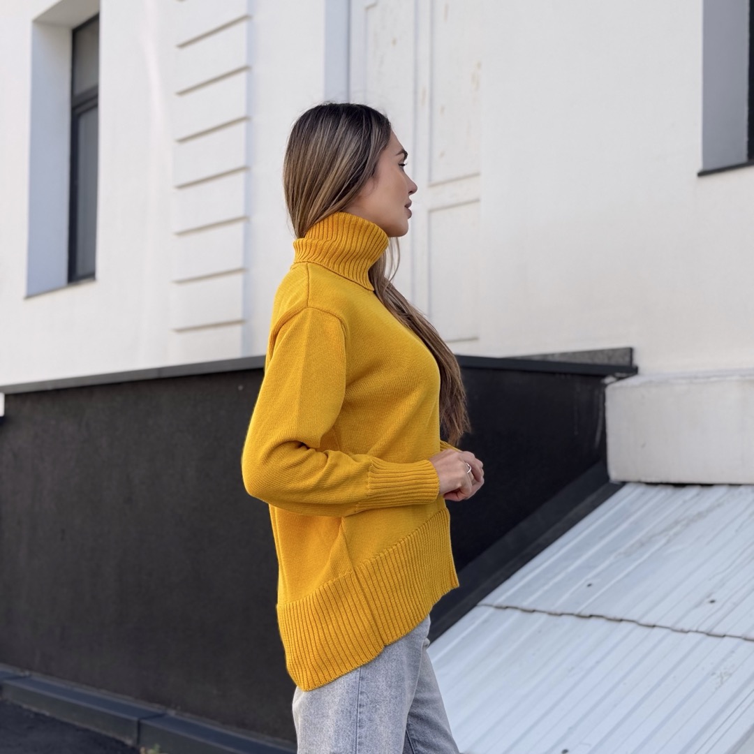 Заокруглений светр вільної посадки Oversize із мериносу Жовтого кольору від LikeOn skuglenniy_svetr_yellow_side