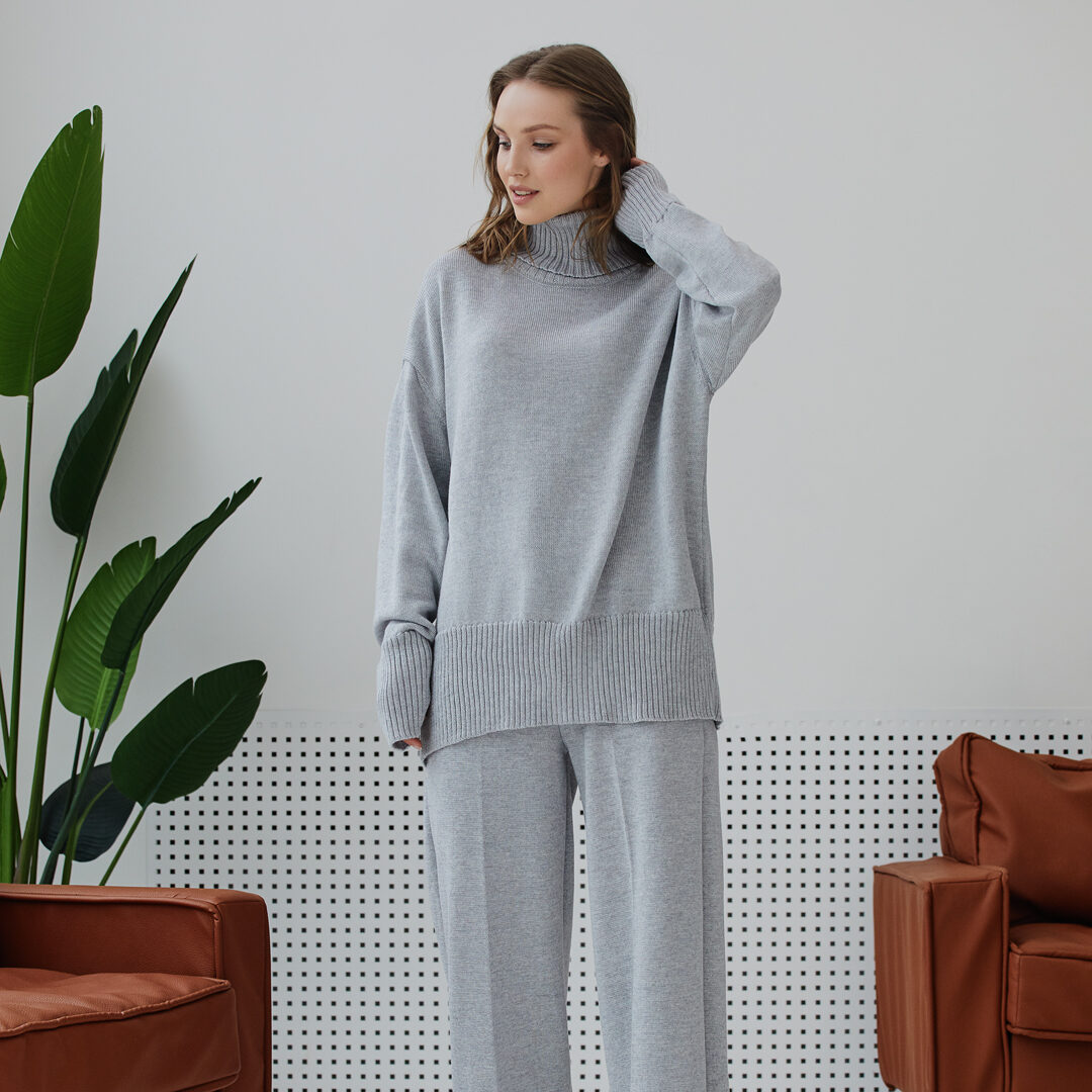 Светр вільної посадки Oversize з мериносу в кольорі Попіл від LikeOn Светр вільного крою Oversize з мериносу, попелястий, від LikeOn — зблизька